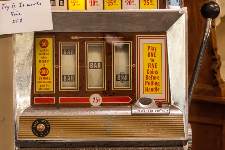 Three-reel slot machine